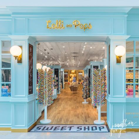 Lolli and Pops Candy store in the Woodlands photographed by http://www.jonathanivy.com #vintage #Candy #Store Candy Store Design, Candy Store Display, Boutique Patisserie, Lolli And Pops, Classic Candy, Shop Fronts, Sweet Shop, Vintage Candy, Cafe Interior Design