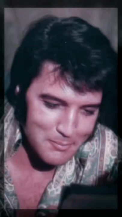 Elvis Funny 😁 #artist #elvispresleyfans #losangeles | Rnamely Geoffrey Elvis Presley Music, Elvis Presley Songs, Elvis Sings, Elvis Presley Videos, Elvis Presley Images, Elvis Presley Pictures, Priscilla Presley, Elvis Presley Photos, Graceland