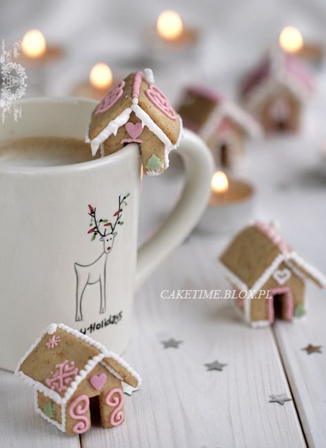 Christmas Food Ideas, Ginger Bread House Diy, Cool Gingerbread Houses, Gingerbread House Template, Gingerbread House Recipe, Grinch Cookies, Mini Gingerbread House, Gingerbread House Designs, Make A Gingerbread House