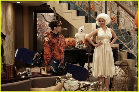 'Jessie': Monstober Season Premiere Halloween Party! Cast Of Jessie, Disney Channel Halloween, Jessie Halloween, Disney Jessie, Halloween Party Photo, Halloween Episodes, Fall Bucket List, Cameron Boyce, Disney Stars