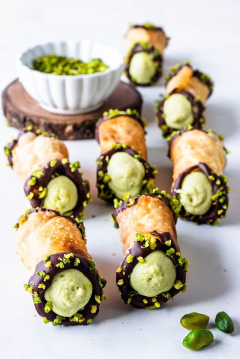 Cannoli Pistachio, Cultural Desserts, Pistachio Cannoli, Cannoli Recipe Easy, Fancy Pastry, Cannoli Recipes, Forest Food, Cannoli Filling, Pistachio Dessert