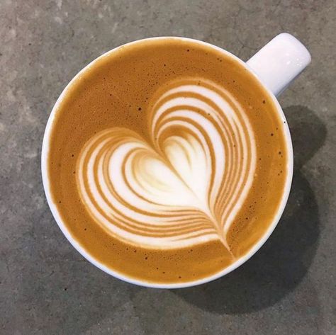 Coffee Latte Art, Coffee Barista, Coffee Heart, Cafe Latte, Fall Spices, Coffee Is Life, Chocolate Drinks, Coffee Latte, But First Coffee