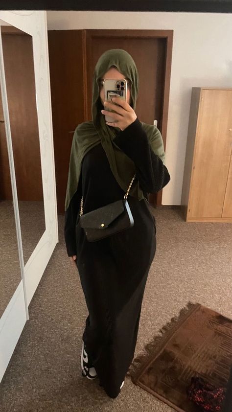 Hijab I Outfits, Olive Green Hijab Outfit, Hijabi Jersey Outfit, Green Hijabi Outfits, Jersey Hijab Outfit, Cool Hijab Outfit, Dress Outfits Hijab, Green Dress Hijab, Dunk Panda Outfit