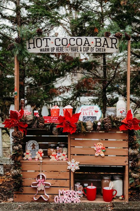 Cocoa Minis 2023 - Crystal Sjoen Photog Pallet Hot Cocoa Stand Diy, Cocoa Christmas Bar, Hot Cocoa Stand Ideas, Hot Chocolate Stand Photography, Hot Cocoa Stand Photography, Christmas Market Decor, Christmas Market Stall Display Ideas, Christmas Mini Ideas, Christmas Mini Sessions Outdoor