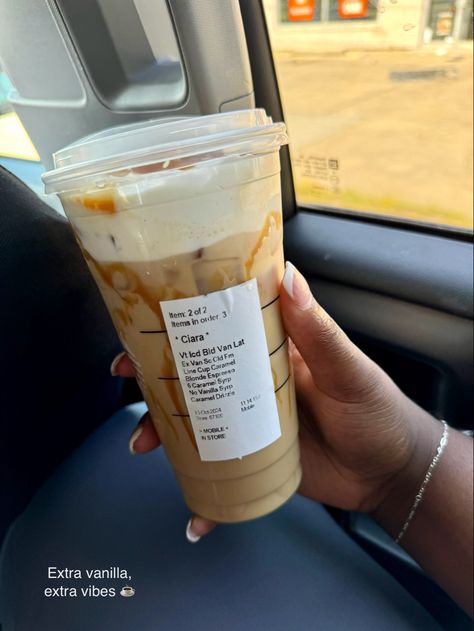 A hand holding a Starbucks cup with an Iced Vanilla Latte, topped with extra caramel drizzle, in a car. Starbucks Caramel Iced Coffee, Starbucks Blonde Vanilla Latte, Vanilla Starbucks Drinks, Starbucks Coffee Orders, Best Iced Coffee Starbucks Orders, Caramel Latte Starbucks, Starbucks Vanilla Latte, Iced Vanilla Latte, Vanilla Iced Coffee