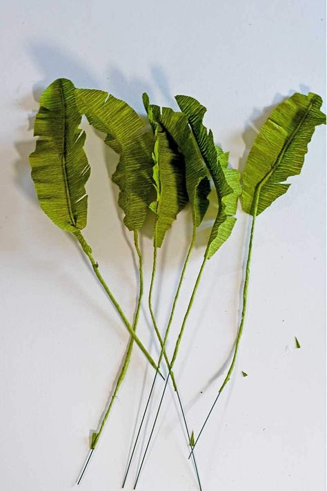 Giant Leaves Diy, Tissue Paper Grass Diy, Diy Tropical Leaves, How To Make Fake Leaves, Diy Tropical Flowers, Crepe Paper Leaves, Paper Leaf Diy, Paper Plants Diy, Flowers Paper Craft