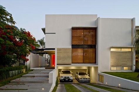 Located in Valle Real, Zapopan, Mexico, and designed by Agraz Arquitectos, Casa G illustrates a creative approach to the art and craft of architecture. Houses In Mexico, Underground Garage, Modern Architecture Building, Modern Garage, Garage House Plans, Narrow House, Modern Mansion, Garage Plans, Garage Design