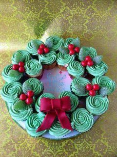 Muffins Decorados, Wreath Cupcakes, Cupcake Receptek, Jul Kaka, Cupcake Wreath, Christmas Cupcakes Recipes, Jul Mad, Winter Entertaining, Pull Apart Cupcake Cake