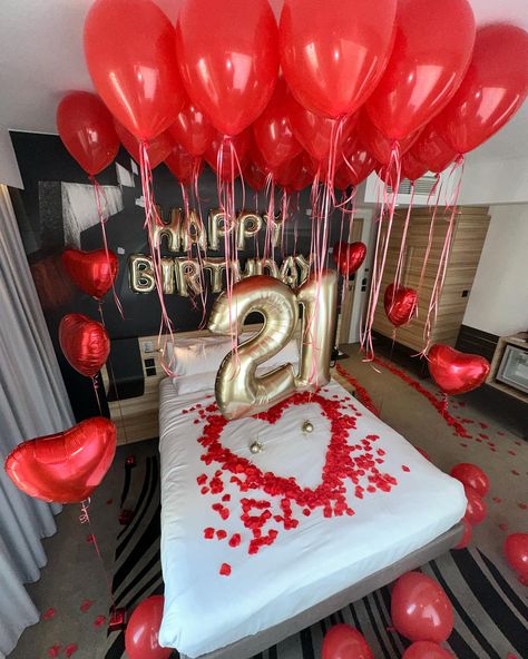 Birthday ideas? Beautiful hotel balloons for her✨ Made ready from office and positioned straight to your room. All done before your arrival 🎈🎉 Arrange a surprise setup for your loved with us in less than 5 minutes. Simple steps to book 👇 ➡️ DM us ➡️ Note where you’ll be staying ➡️ Attach an image of the what you’re after ➡️ Leave the rest with us We work across London and outside surrounding areas📍 Next day delivery available 🎉 Hotels are all tagged on posts 🪄 • • #hoteldecor #... Boyfriend Welcome Home Ideas, Birthday Room Ideas, Decorated Hotel Room, Birthday Ideas For Girlfriend, Room Ideas For Adults, Birthday Room Surprise, Room Surprise, Romantic Room Surprise, Decor For Birthday