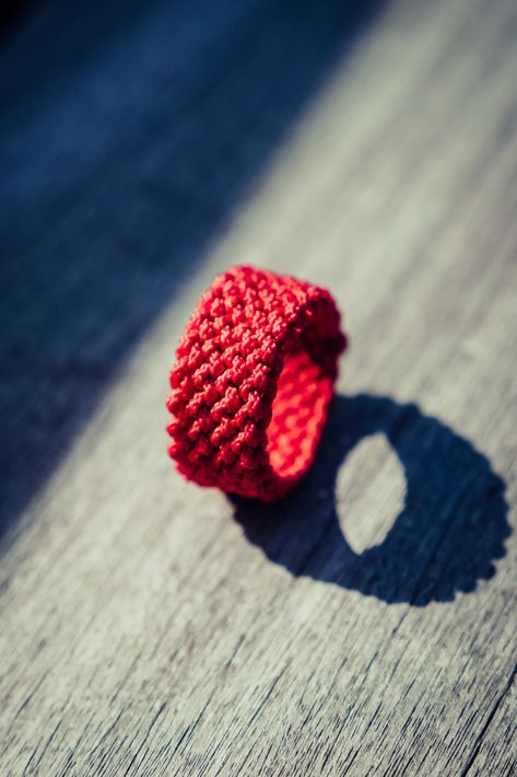 Macrame Ring Tutorial, Macrame Ring, Macrame Jewelry Tutorial, Paracord Bracelet Diy, Macrame Rings, Macrame Bracelet Patterns, Crochet Rings, Diy Bracelets Tutorials, Ring Tutorial