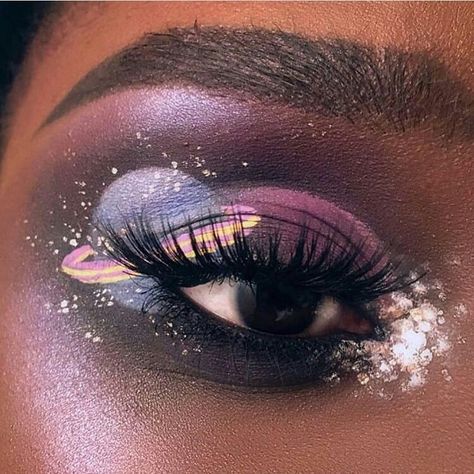 art is on eyelid, art is everywhere #art #inspirational #makeupideas #galaxy #on #eyemakeup Make Up Contouring, Halloween Smink, Airbrush Make Up, Halloween Make-up Looks, Make Up Designs, Galaxy Makeup, Blond Balayage, Smink Inspiration, Beauty Make-up