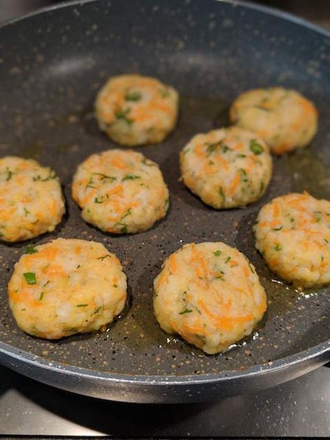 leftover-rice-patties-04 Fried Rice Patty, Leftover Rice Patties, What To Do With Leftover Rice, Leftover White Rice Recipes, Fried Rice Patties, Leftover Rice Ideas, Rice Patties Recipe, Rice Croquettes, Rice Patty