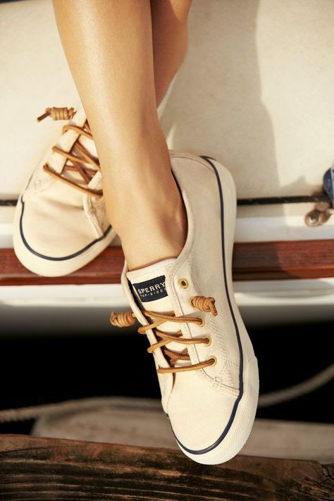 Are you a shoe lover? Beautiful fashion shoes for women - from flats & heels to boots & kicks. https://goo.gl/SSNltu #lakenyamonique Buty Ugg, Mode Shoes, Paris Mode, Skateboarder, Rock Revival Jeans, Nike Shox, Combat Boot, Nike Basketball, Nike Roshe