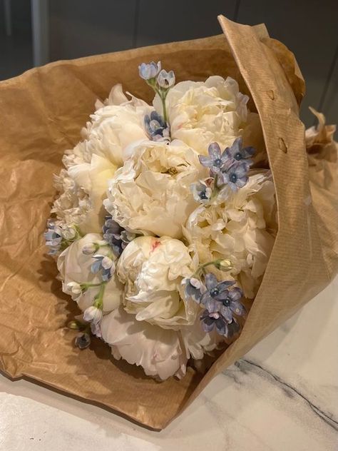 Boquette Flowers, Aesthetic Flowers, Nothing But Flowers, Flowers Aesthetic, Flowers Beautiful, Flower Therapy, Beautiful Bouquet Of Flowers, Brown Paper, Beautiful Bouquet