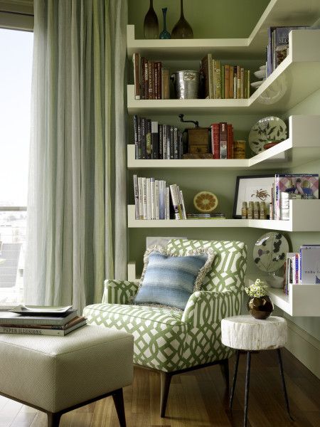 I love this corner!                                                                                                                                                     Más Corner Bookshelves, Living Room Corner, Room Corner, Living Room Shelves, Room Shelves, Small Room Design, غرفة ملابس, Corner Shelves, Front Room