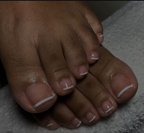 Short French Tip Pedicure, French Pedicure Short Toenails, Natural Gel Pedicure Ideas, Gel Toes French Tip, Natural French Tip Pedicure, Gel Pedicure French Tip, French Tip Toes Without Acrylic, Regular Polish Pedicure, French Tip Nails Toes Simple