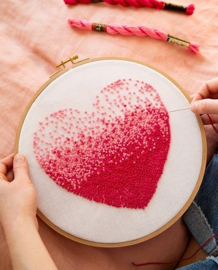 Knot Embroidery, French Knot Stitch, Embroidery Stitches Beginner, French Knot Embroidery, Applique Ideas, Embroidery Hearts, Contemporary Embroidery, Bead Embroidery Patterns, Hand Work Embroidery