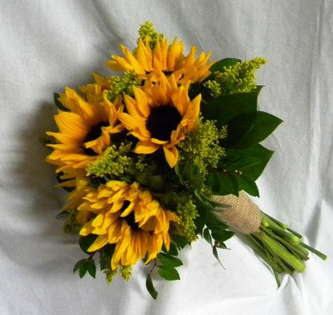 Bouquet Prom, Handheld Bouquet, Bouquet Sunflower, Prom Bouquet, Sunflower Wedding Bouquet, Hand Bouquet, Bouquet Ideas, Corsage Wedding, Sunflower Wedding