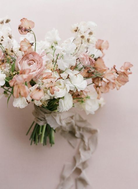 Terracotta And Neutral Wedding, Blush Pink Garden Wedding, Minimal Bouquet Wedding, Traditional Wedding Flowers, Elegant Wedding Flower Arrangements, Minimal Wedding Bouquet, Minimal Bouquet, Pink Bouquet Wedding, Wedding Flower Decor