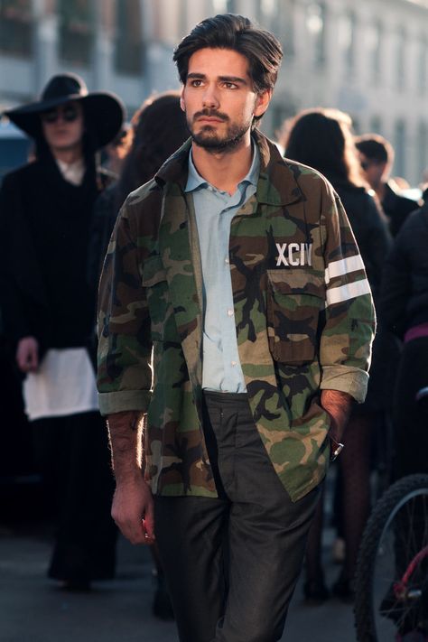 MFW F/W14 Giotto Calendoli Camo Jacket Outfit, Army Camo Jacket, Vintage Army Jacket, Military Haircut, Style Girlfriend, Running In Cold Weather, Camo Fashion, Mode Jeans, Army Jacket