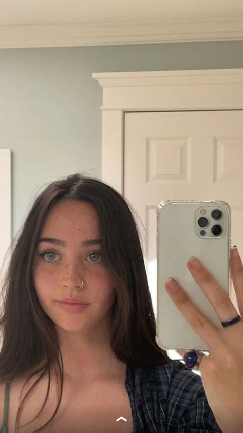 Girl With Brown Hair And Green Eyes, Rae Cambra Aesthetic, White Girl With Brown Hair, Brown Hair Girl Aesthetic, Brown Hair Green Eyes Girl, Hasley Weigel, Black Hair Green Eyes Girl, Black Hair And Freckles, Brown Hair And Freckles