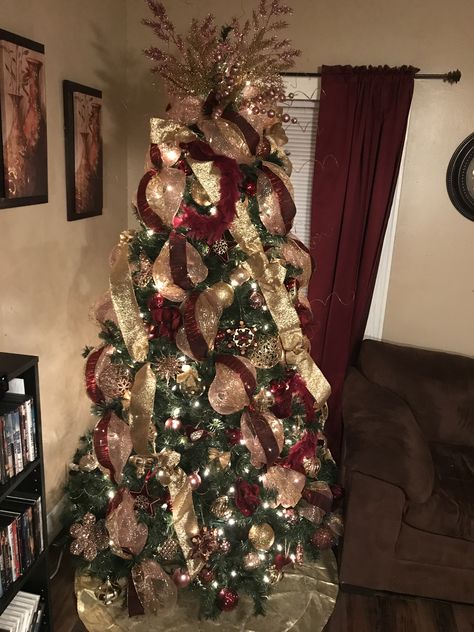 My Pink Gold and Burgundy tree done by yours truly. I absolutely love my tree! Rose Gold And Burgundy Christmas Tree, Pink And Burgundy Christmas, Maroon Christmas Tree, Wreaths On Kitchen Cabinets, Maroon Christmas, Burgundy Christmas Decor, Tree Colour, Childhood Christmas, Burgundy Christmas