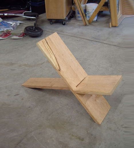 diy slot chair - a friend's brother made one of these in shop.  It was really truly comfortable. Simple Chair Design, Tre Kunst, Diy Casa, Camping Chair, Diy Holz, Diy Chair, Into The Woods, Easy Chair, Wood Planks