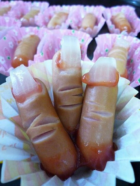 Vienna sausage fingers Halloween Finger Food, Strašidelný Halloween, Gross Halloween Foods, Snack Halloween, Halloween Fingerfood, Plat Halloween, Halloween Pumpkin Cake, Halloween Finger, Halloween Finger Foods