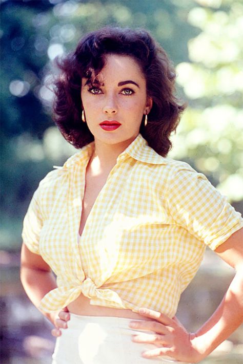 How to Style a Gingham Shirt Elizabeth Taylor Style, Edward Wilding, Style Icons Women, Hollywood Women, Stars D'hollywood, Hollywood Beauty, Dorothy Dandridge, Richard Burton, Pat Benatar