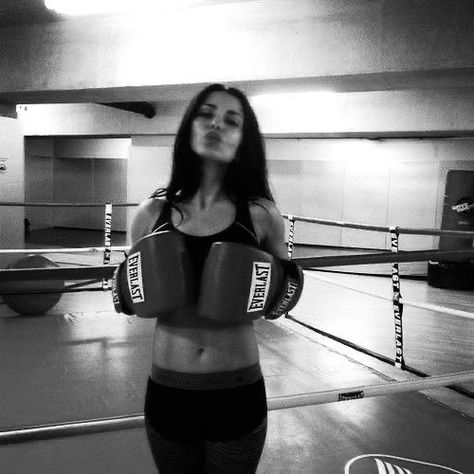 Boxer Aesthetic, Boxing Girl, Images Esthétiques, Aesthetic Women, Baby Boomer, Foto Ideas Instagram, Workout Aesthetic, Boxing Gloves, Powerpuff Girls