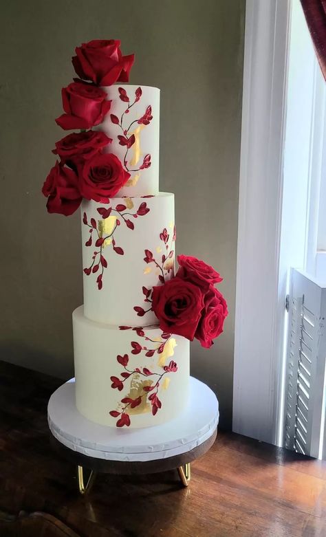 Red Quinceanera Cake Ideas, Red Wedding Cake Elegant, Red Floral Cake, Diy Floral Cake, Cake With Red Flowers, Purple Floral Cake, Floral Cake Ideas, Wedding Cake With Red Roses, Wedding Cakes Red