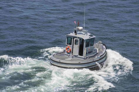 This 425-Horsepower Tugboat Belongs To The US Navy And May Possibly Be The Tiniest Ship On The Force | Bored Panda Kids Boat, Tiny Boat, Logging Industry, Working Boat, Nuclear Submarine, Military Forces, Tug Boats, Boat Design, Small Boats