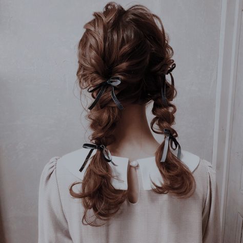 Cottage Core Hairstyles, Romantic Academia, Modest Dresses Casual, Hair Up Styles, Princess Aesthetic, Light Academia, Winter Hairstyles, French Braid, Long Curly Hair