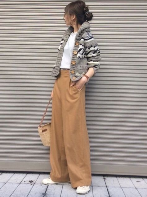 Brown Pants Outfit, Japanese Fashion Women, Woman Trousers, Pants Brown, Pants Outfits, 2020 Fashion, Brown Pants, 2019 Fashion, Looks Chic