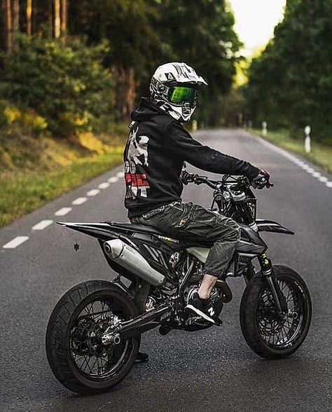 Bike Aesthetic Wallpaper, Ktm Dirt Bikes, Ktm Supermoto, Tato Dada, Motocross Love, Cool Dirt Bikes, Image Moto, Мотоциклы Cafe Racers, Motorcross Bike