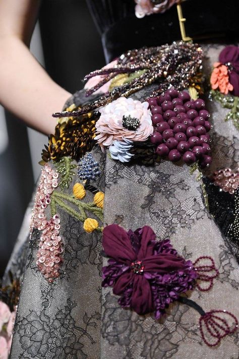 Tweed Rose: Close up: Elie Saab FW16 Sulam Manik, Couture Dior, Elie Saab Haute Couture, Haute Couture Embroidery, Haute Couture Details, Elie Saab Couture, Textil Design, Paris Chic, Crazy Quilting