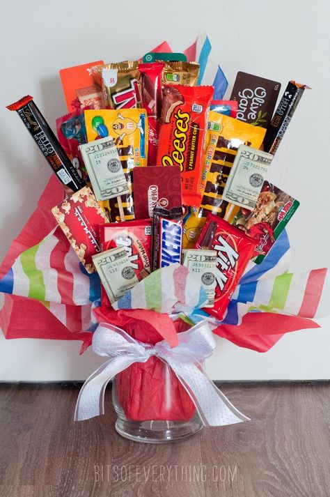 5 candy bouquets that are not only an easy DIY craft but a great homemade gift. Candy Bar Gifts, Candy Bar Bouquet, Diy Candy Bar, Card Bouquet, Gift Card Bouquet, Chocolate Candy Bars, Gift Card Presentation, Candy Arrangements, Candy Gift Baskets