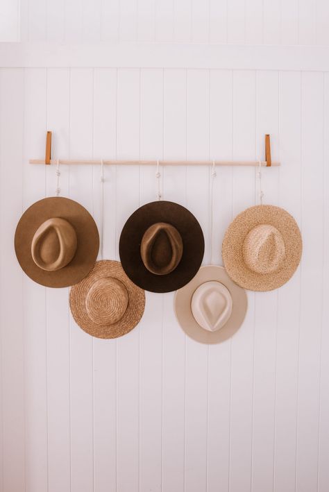 Store Hangers, Boho Chic Hats, Diy Hat Rack, Chic Hat, Boho Apartments, Wall Hats, Hanging Hats, Hat Display, Hat Hanger