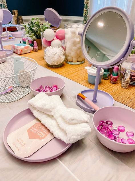 Spa-tacular Sleepover | CatchMyParty.com Glamping Birthday Party Ideas, Teen Spa Party, Spa Party Activities, Spa Night Party, Spa Sleepover Party, Spa Party Decorations, Sleepover Room, Glamping Birthday Party, Spa Day Party