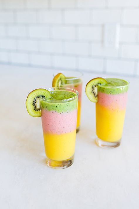 Layered summer smoothies Smoothie Presentation Ideas, Fancy Smoothies, Drink Masters, Matcha Station, Unique Beverages, Layered Smoothie, Jelly Flower, Smoothie Fruit, Summer Baking