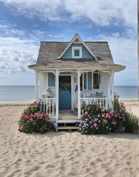 Simple Beach Cottage, Beach House Small, Beach Front House, Beach Cottage Exterior, Tiny Beach House, Cottage Beach House, Florida Cottage, Small Beach Houses, Ocean Front Homes