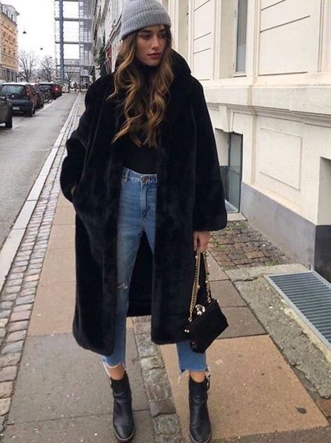 1ee3dfcd8a0645a25a35977997223d22 Black Fur Coat Outfit, Faux Fur Coats Outfit, Fur Coat Outfit, Winter Mode Outfits, Black Fur Coat, Beanie Outfit, Black Faux Fur Coat, Trendy Outfits Winter, Coat Outfit