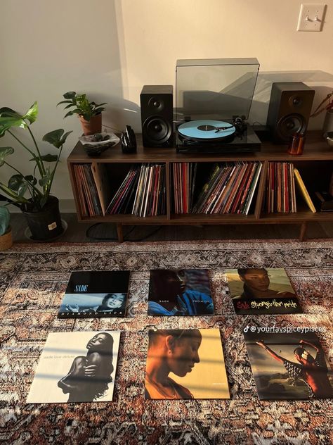 Vinyl Living Room Decor, Vinyl In Living Room, Vinyl Interior Design, Living Room Vibes Aesthetic, Record Set Up Aesthetic, Record Room Aesthetic, Vinyl Room Aesthetic, Record Player Living Room, Vinyl Aesthetic Room