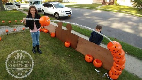 Pumpkin Pail Archway, Plastic Pumpkins Bucket Arch, Pvc Pumpkin Arch, Pumpkin Pail Diy, Pumpkin Pail Arch, Hocus Pocus Decorations Outdoor, Pumpkin Patch Halloween Decorations, Pumpkin Bucket Arch, Plastic Pumpkin Arch