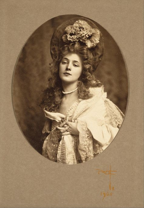 VINTAGE PHOTOGRAPHY: Evelyn Nesbit by Rudolf Eickemeyer 1905 Evelyn Nesbit, Old Portraits, Gibson Girl, Victorian Women, Foto Vintage, Vintage Portraits, Old Fashion, Antique Photos, Vintage Pictures