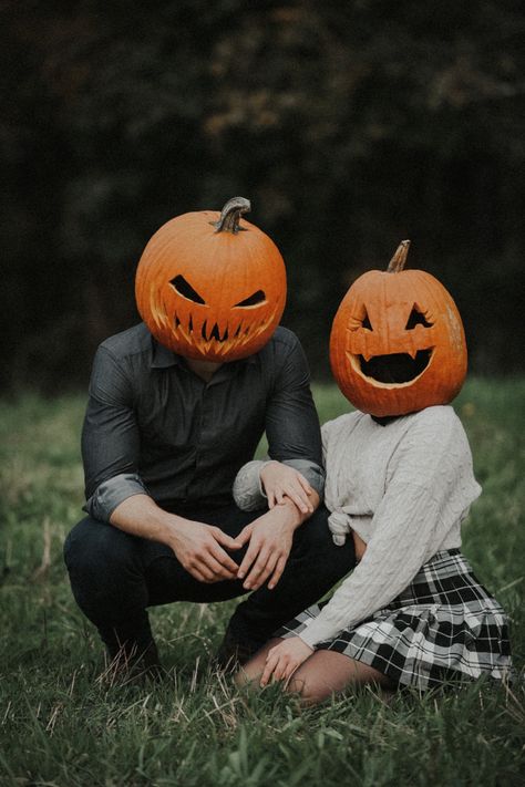 Pumpkin Head Photoshoot Couple, Pumpkin Shoot, Foto Halloween, Pumpkin Photoshoot, Pumpkin Head Photoshoot, Head Photoshoot, Pumpkin Photography, Halloween Fotos, Halloween Shots