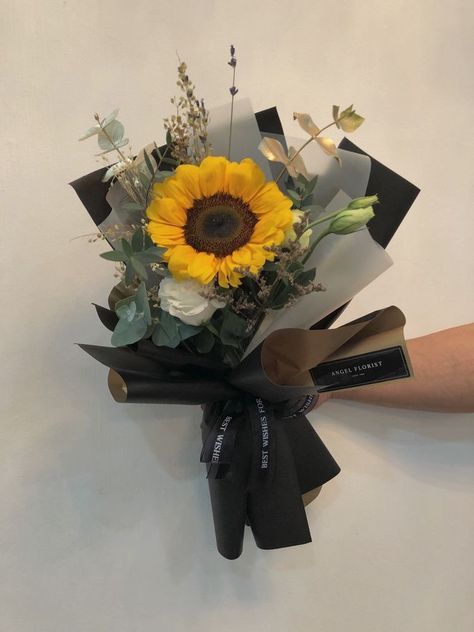 Black Sunflower Bouquet, Graduation Flower Bouquet, Single Flower Bouquet, Flower Boquet, Graduation Flowers, Sunflower Arrangements, Paper Sunflowers, Sunflower Bouquet, Flower Bouquet Diy