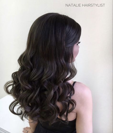 Hair Down Hairstyles For Wedding, Elegant Hair For Wedding, Hair Styles For Damas Quince, Hair Ideas For Quinceanera Damas, Prom Hairstyles Hair Down, Hairdo Black Hair, Curls Half Up Half Down, Graduation Curls, Dama Hairstyles Quinceanera