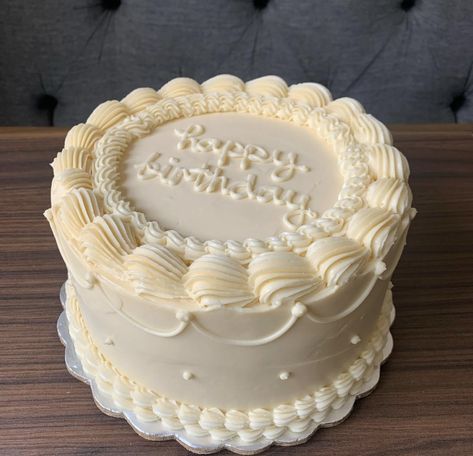 White Birthday Cake, Round Birthday Cakes, 19th Birthday Cakes, Bolo Vintage, Number Birthday Cakes, 15th Birthday Cakes, Small Birthday Cakes, 25th Birthday Cakes, White Birthday Cakes