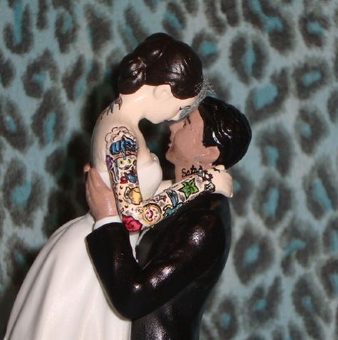 Tattooed Wedding, Couples Cake, Tattoo Ideas For Couples, Tattoo Cake, Couple Wedding Cake, Tattoo Wedding, Edgy Bridal, 1940s Wedding, Tattoo Couple